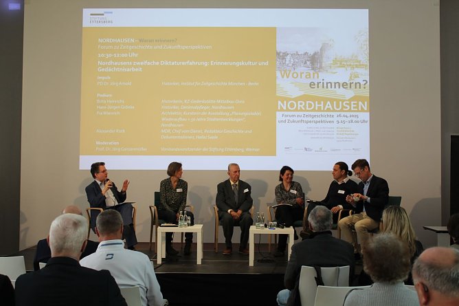 Podiumsdiskussion: Panel I: Nordhausens zweifache Diktaturerfahrung: Erinnerungskultur und Gedächtnisarbeit (Foto: Marie Mohnhaupt) Podiumsdiskussion: Panel I: Nordhausens zweifache Diktaturerfahrung: Erinnerungskultur und Gedächtnisarbeit (Foto: Marie Mohnhaupt)